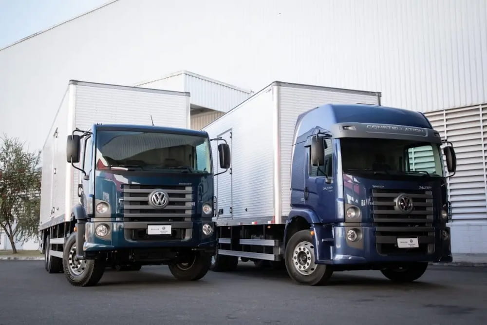 caminhões de porte grande volkswagen azul